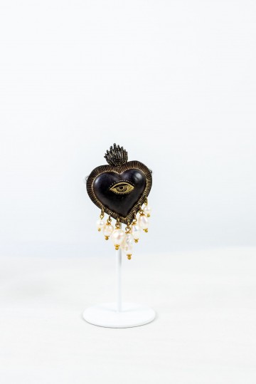 Nefeli Karyofilli Black heart brooch (and some pearls)
