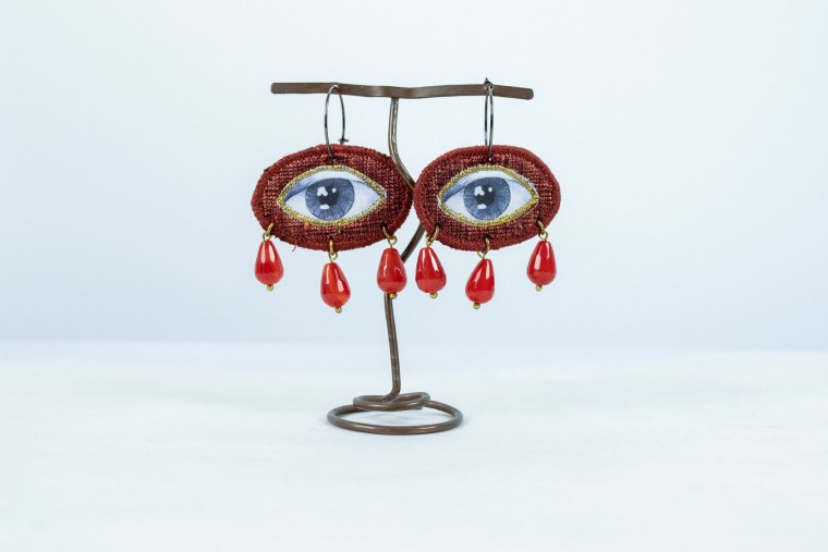 Nefeli karyofilli Red eyes earrings