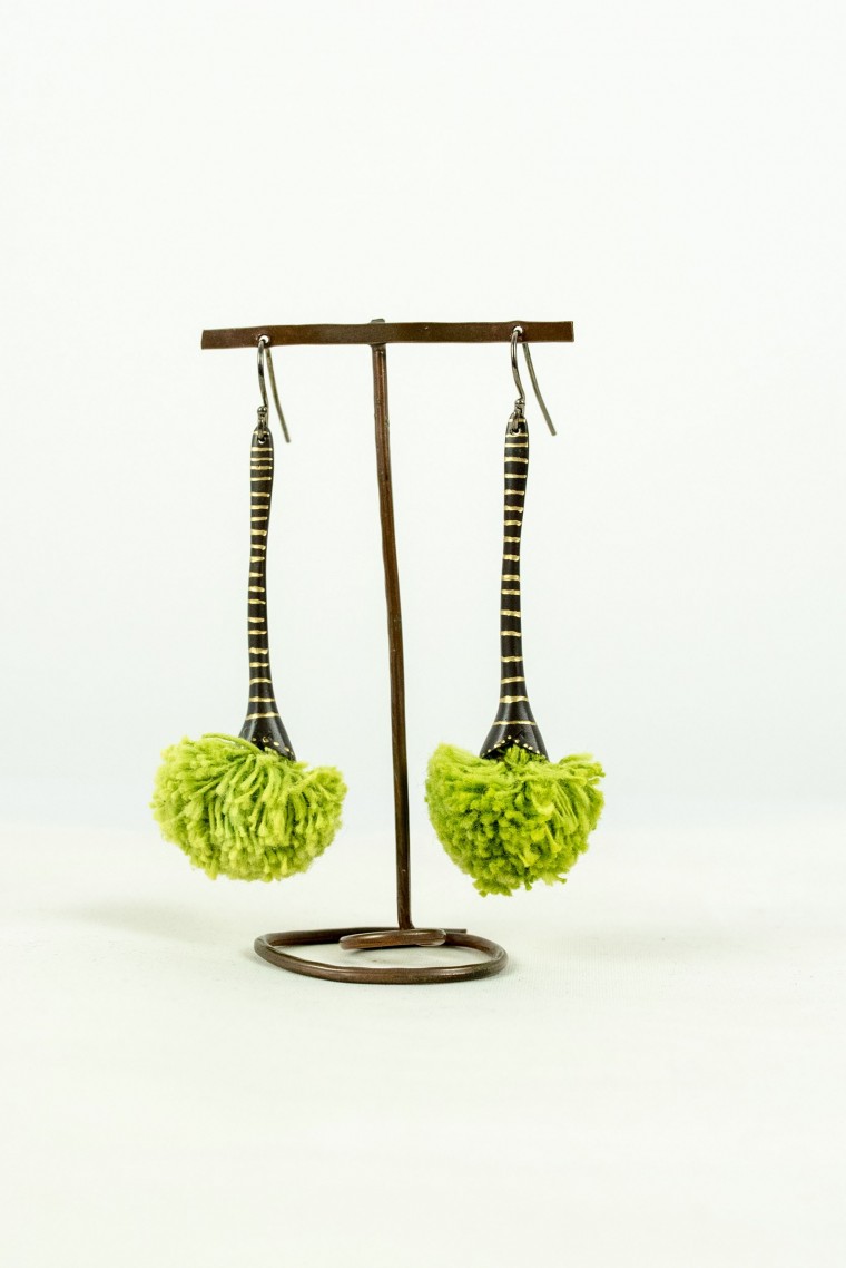 Nefeli Karyofilli Fluffy drops earrings (grassy green)